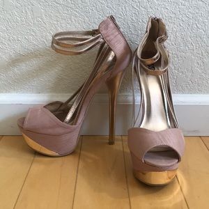 Scene. Heels, size 7.5 (US).
